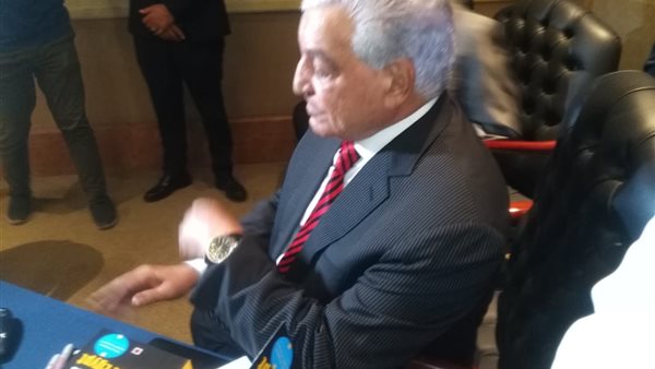 زاهى حواس يوقع أسرار مصر فى نيل ريتز بالقاهرة (صور)