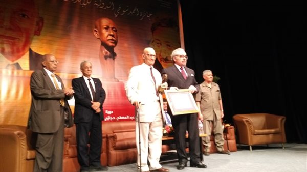 عبد المعطى حجازى: الشعر تراث إنسانى وجائزة 