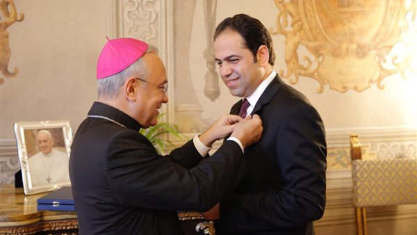 المصري محمد عبد السلام أول مسلم عربي يُتوج بأرفع الأوسمة الممنوحة من بابا الفاتيكان (صور)