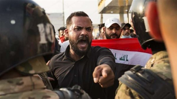 سياسي عراقي يكشف عن العنف المرتكب في حق المتظاهرين: المئات يسقطون كل يوم