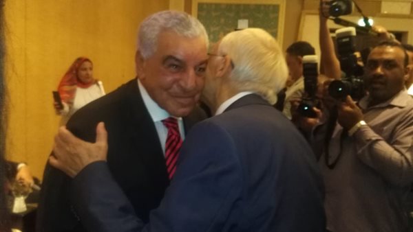 وزير الاثار ونجوم الفن في حفل توقيع كتاب زاهى حواس 