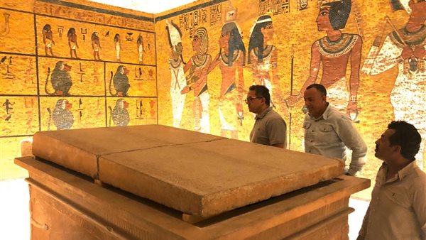 وزير الاثار يتفقد مقبرة الملك الذهبى بالأقصر (صور)