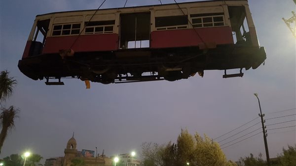 وزارة الاثار: وصول احد العربات الخاصة بترام مصر الجديدة لعرضها بحديقة قصر البارون (صور)