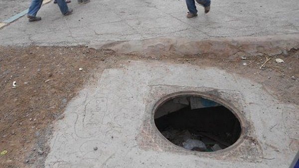سرقة أغطية بالوعات الصرف الصحي .. ظاهرة تفتح أبوابا للموت (فيديو)
