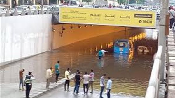 محافظة القاهرة: 30 سيارة تعمل لشفط المياه من نفق العروبة (فيديو)