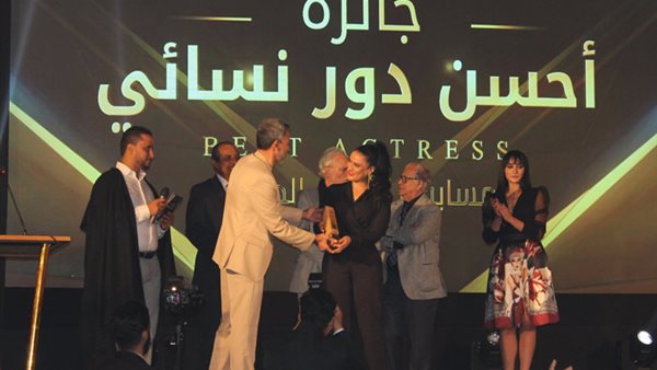 فاطمة الزهراء بناصر تفوز بجائزة أحسن دور نسائي بمهرجان الدار البيضاء للفيلم العربي (صور)