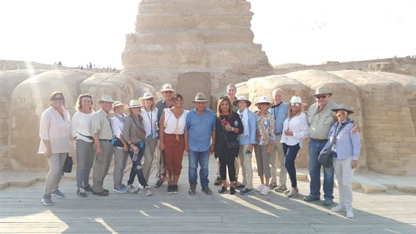 زاهي حواس يوضح اسرار الاهرامات لوفد أمريكي (صور)