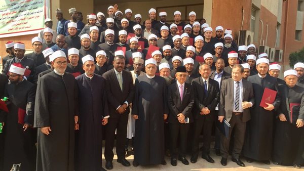 تخريج دفعة جديدة من الأئمة الوافدين بالأزهر.. ورئيس الأكاديمية: مصر بحضارتها وأزهرها محط الآمال (صور)
