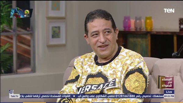 سبب ضرب الموسيقار يحيي الموجي لعمرو دياب علي المسرح امام جمهوره (فيديو)