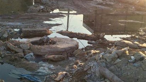 أحد أهالي مدينة أرمنت يستغيث بسبب أزمة الصرف الصحي (فيديو) 