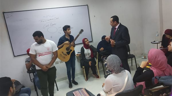 «عميد آداب الفيوم» يشهد بروفات كورال الكلية: هدفنا اكتشاف المواهب (صور)