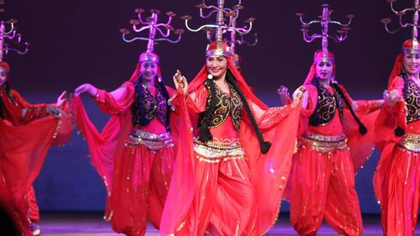 إستمرار نجاحات الفرقة القومية للفنون الشعبية علي مسرح البالون (صور)