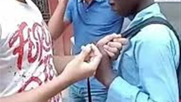 لا عنصرية ولا تنمر.. محمد الباز يكشف حقيقة الفيديو المتداول لسخرية شابين من سوداني الجنسية