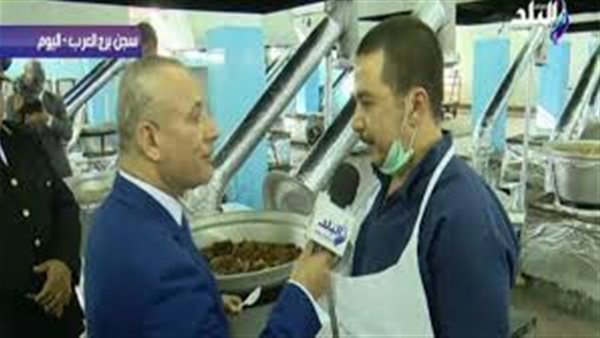 نزيل ببرج العرب: «السجناء يحصلون على وجبات لحمة وسمك وفراخ وكباب حلة» (فيديو)