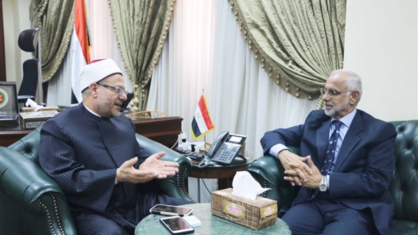 مفتي الجمهورية يستقبل سفير سلطنة عمان بالقاهرة لتوديعه قبيل مغادرته لتسلم مهام منصبه الجديد