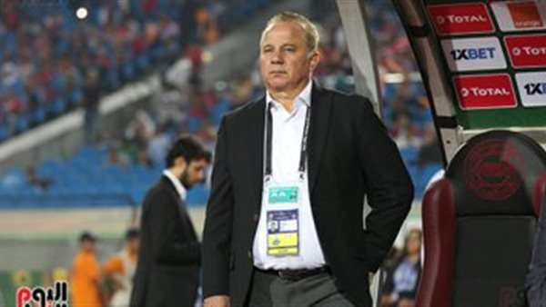 أم الشهيد شريف عمر وشقيقة مدرب المنتخب: شوقى غريب كان مرتبط بأبنى..واحتفل باللقب مع ابنائه بالملعب (فيديو) 