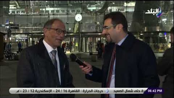 هانى عازر يتحدث عن زوجته الألمانية: «بتطبخ الرز بالشعرية وبتعشق الملوخية والبسبوسة» (فيديو) 