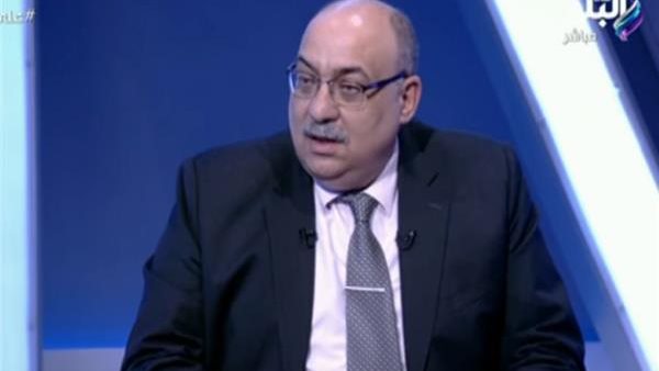 مستشار وزير التموين يعد على الهواء باستخراج بطاقة تموينية لأسرة فقيرة (فيديو)