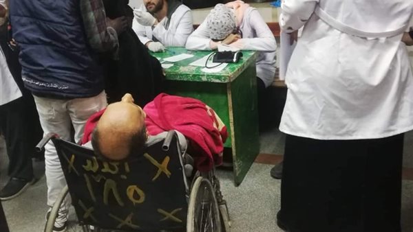 وفاة مريض أمام الموظفين دون اسعافه بمستشفى القصر العينى بعد طوافه على الأقسام (صور)