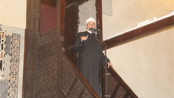 خطيب الجامع الأزهر: الإخلاص في العمل والترابط الاجتماعي سبب تقدم المجتمع ونهضته