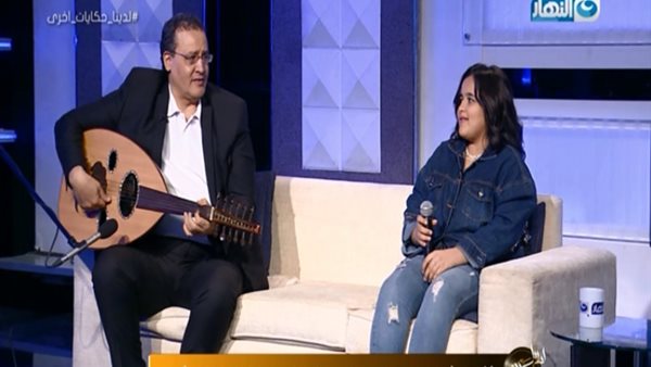 والد الطفلة أشرقت يكشف سبب اقتناعه بدخول ابنته عالم الغناء | فيديو