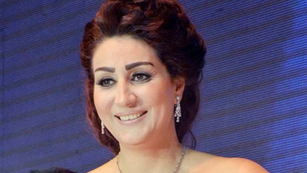 وفاء عامر تُعطي الطفلة أشرقت نجمة 