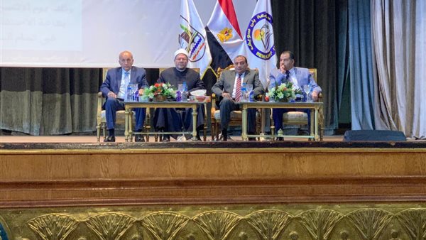 مفتي الجمهورية في ندوة بجامعة بني سويف: التدين المغشوش يؤدي إلى ضياع الدولة وفقد هويتها.. والإسلام لا يعرف مبدأ السرية أو التخفي | صور
