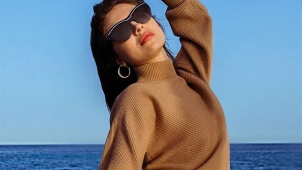 ملكة جمال لبنان تظهر في دبي بمايوه فاضح | صور