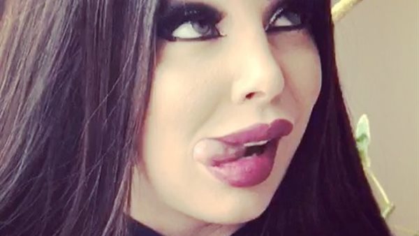 بعدما هاجمها الجمهور لنشرها مقاطع عارية..رولا يموت : الله الشافي | فيديو وصور