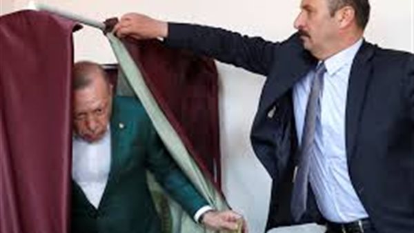 محمد الخولي: أردوغان يواجه أزمات داخلية خطيرة ويحاول إنقاذ نفسه | فيديو 