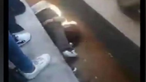 تفاصيل الدقائق المرعبة.. مصور فيديو واقعة الإسماعيلية يروي كيف أنقذ الأب الشجاع ابنته من أسفل عجلات القطار | فيديو