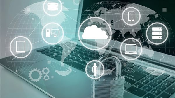 خبير تكنولوجي يكشف كيف يتم اختراق الهاتف وكيفية حمايته | فيديو