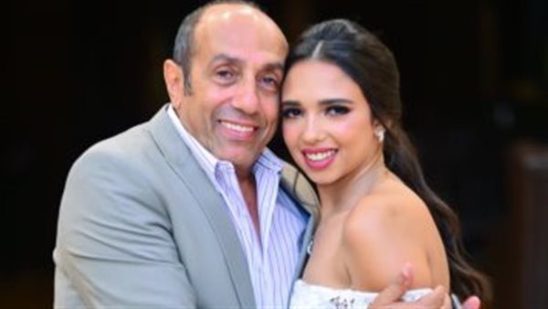 أحمد صيام: أخدت دش من أمينة رزق لما تأخرت عن التصوير.. وبنتي بتقولي عمرك بيقل على المسرح | فيديو