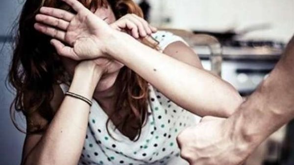 أغرب قضية شرف .. الزوجة للزوج بعد ضبطها مع عشيقها : طلقني أنا بخونك وبنتك مش بنتك  