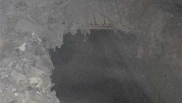 الموت يحاصر ألاف الطلاب فى بلاعات مفتوحة بعضها مغطى بجذوع النخل بطريق الصف البلد بالجيزة | صور