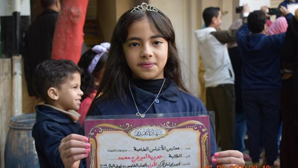 ادارة دار السلام التعليمية تكرم الطالبة جويرية لحصولها على المركز الأول بالفصل الدراسى الأول | صور