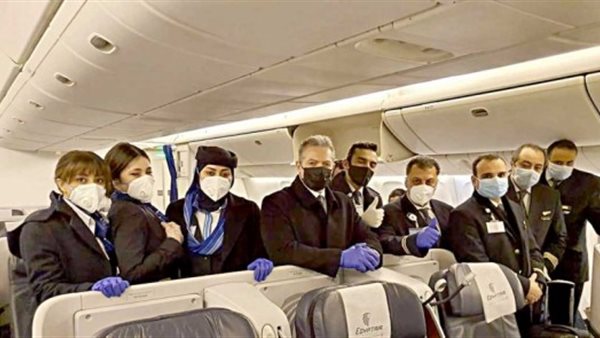 قائد طائرة إعادة المصريين من الصين: شعرنا بالخوف والذهول حينما رأينا مدينة ووهان | فيديو