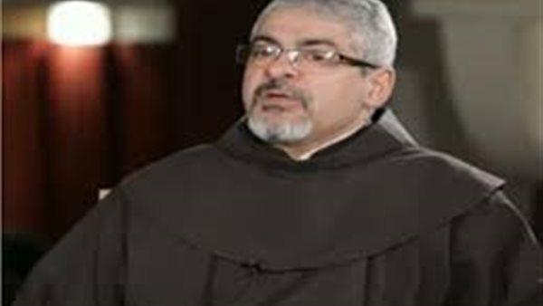 بطرس دانيال يكشف سر ركوب بابا الفاتيكان لسيارة «فيات» خلال زيارته لمصر | فيديو