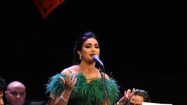 أسماء لزرق تكسر القاعدة وتغني للمرة الثانية في دار الأوبرا المصرية | صور