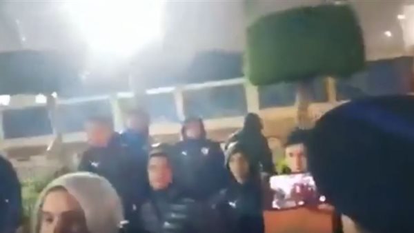 شاهد  .. أول فيديو لنزول لاعبي الزمالك  من الأتوبيس هربا من مباراة الأهلي