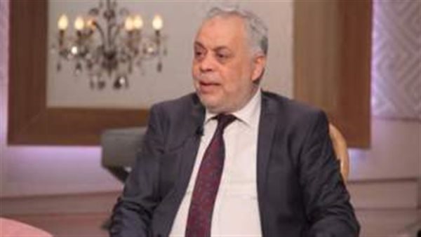 أشرف زكي يكشف موقفا طريفا لمبارك: استأذن من حفل عشان يتابع مسلسل يسرا | فيديو