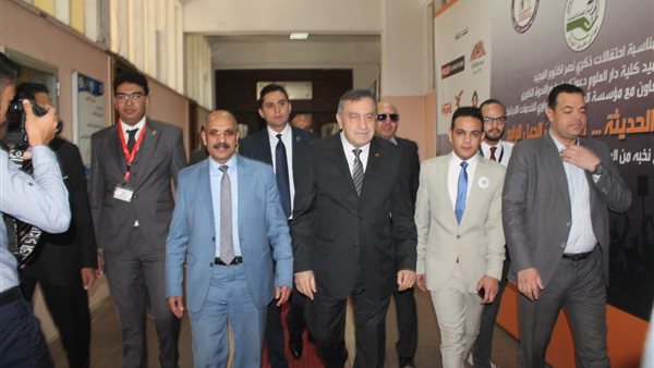 عصام شرف رئيس الوزراء الأسبق يفتتح إحدى البرامج الوطنية لكلية دار العلوم بجامعة القاهرة | صور