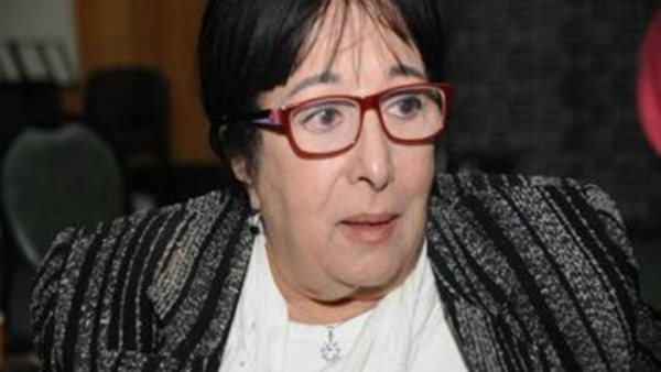 سميرة عبد العزيز تروي بدايتها مع التمثيل: أول دور كان «قسيس» | فيديو 