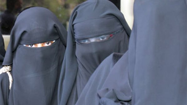 رئيس جامعة عين شمس عن حظر النقاب: ليس من الدين .. والدليل كشف المراة وجهها في الحرم المكي | فيديو 