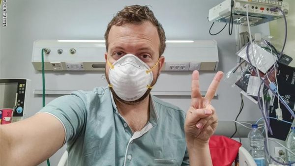 سويدر .. حكاية صحفي أمريكي أنصف مصر بتوثيق رحلة علاجه من كورونا | صور