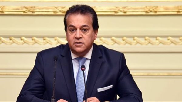 وزير التعليم العالي : الدراسة مستمرة عبر الإنترنت .. ورفع المقررات إلكترونيا على موقع الجامعة | فيديو