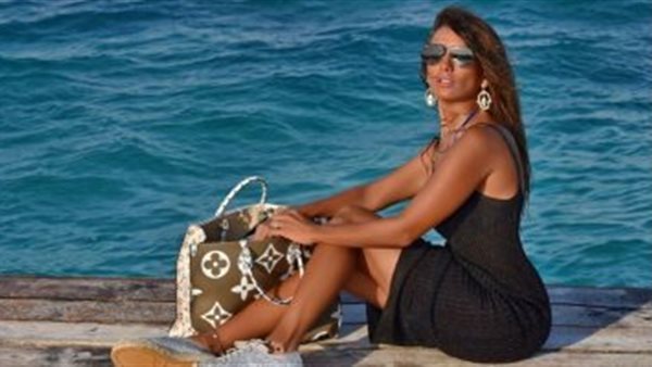  فستان قصير.. زينة تثير الجدل بإطلالة جريئة | شاهد 