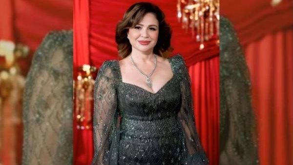 فستان مجسم.. إلهام شاهين تخطف الأنظار بهذه الإطلالة | شاهد