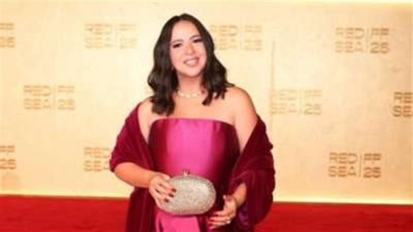  اليوم اللي ألبس فيه فوشيا.. رد ناري من إيمي سمير غانم على منتقدي أحدث إطلالاتها 