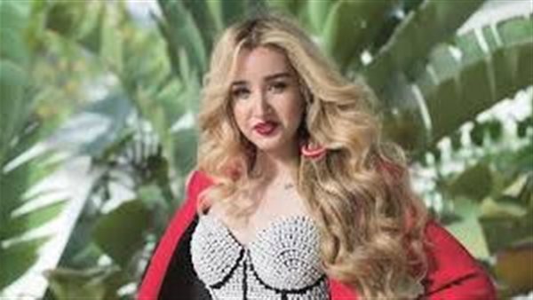 فستان مجسم.. هنا الزاهد تخطف الأنظار بإطلالة جريئة | شاهد